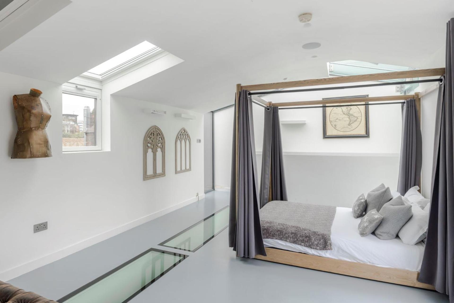 The Dream Factory - Bridge- By Frankie Says Holiday home